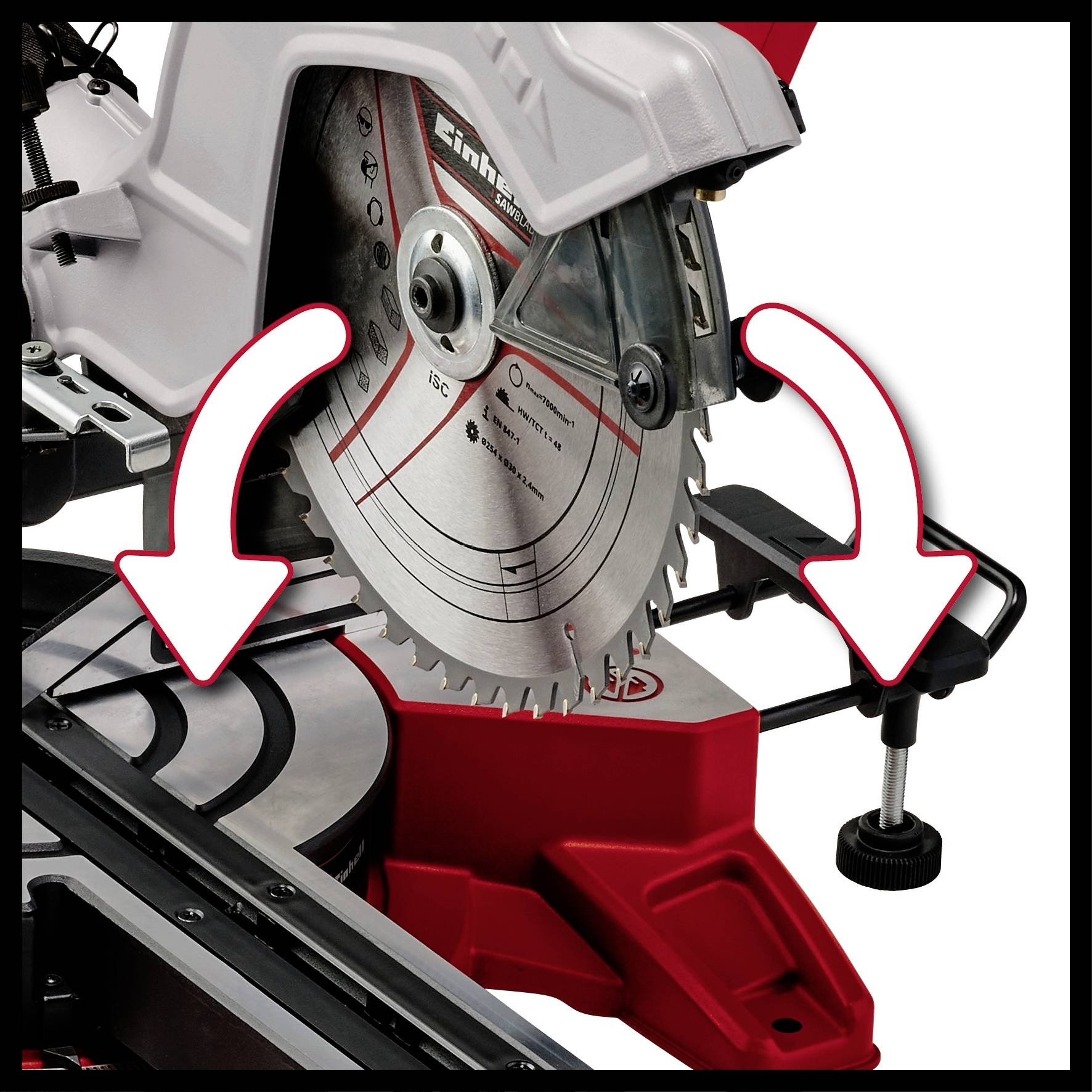 Une scie sauteuse avec une lame visible et des flèches rouges indiquant le levier et le capot de sécurité.