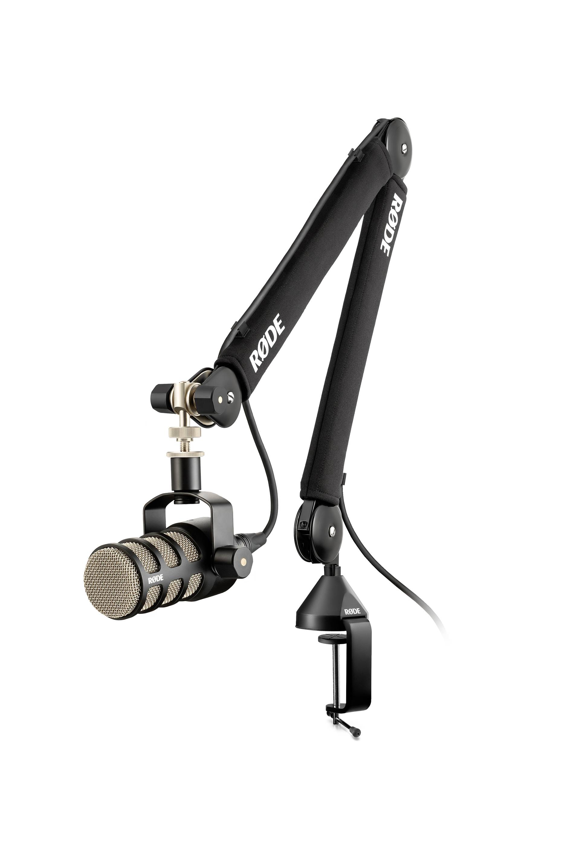 Microphone avec support de bras de Rode, adapté aux enregistrements de podcast ou de studio. Design noir avec bras ajustable pour un positionnement flexible.