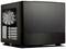 Un boîtier d'ordinateur cubique sombre de forme carrée, avec un ventilateur visible sur le côté gauche, adapté aux configurations PC compactes.