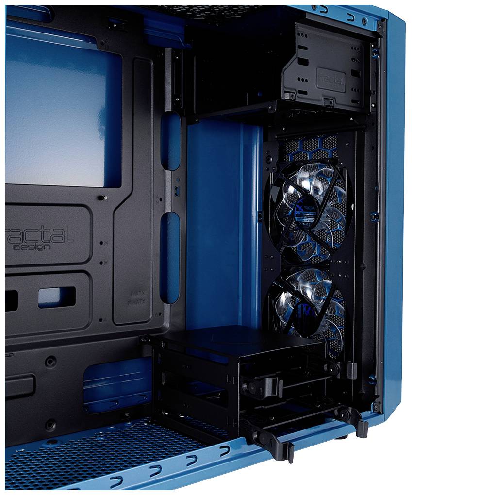 Vue intérieure d'un boîtier d'ordinateur bleu avec deux ventilateurs visibles et des supports de lecteurs, prêt pour l'installation de composants matériels.