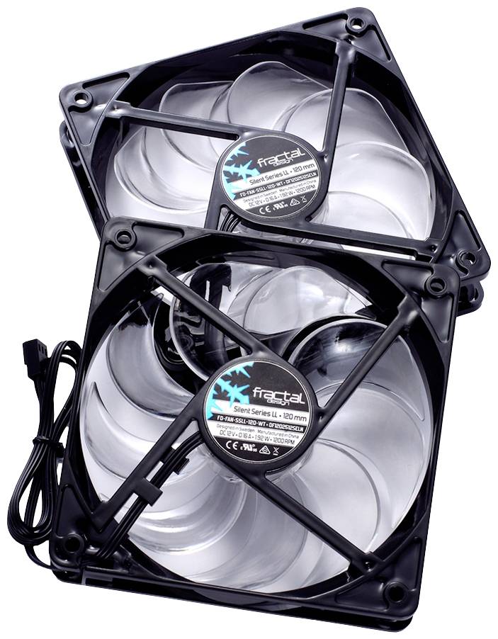 Deux ventilateurs d'ordinateur avec un cadre noir et des pales transparentes sont superposés. Ils conviennent à la construction mécanique.