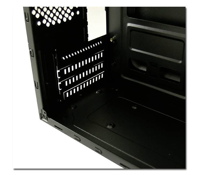 Voici la traduction en français :<br><br>« Vue intérieure du boîtier d'ordinateur » montre un emplacement de disque dur vide et des grilles de ventilation, offrant de l'espace pour les composants matériels.
