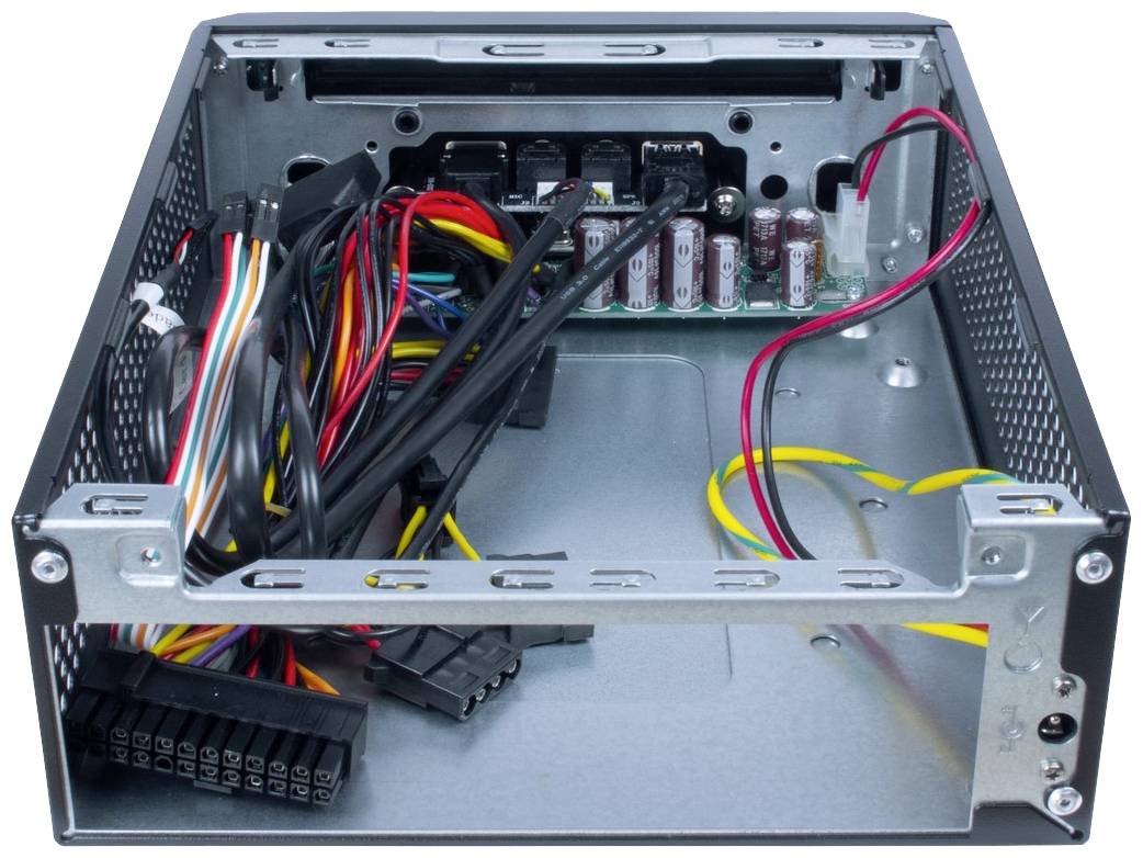 Un boîtier d'ordinateur ouvert montre les composants internes et les câbles, y compris une alimentation et des connexions.