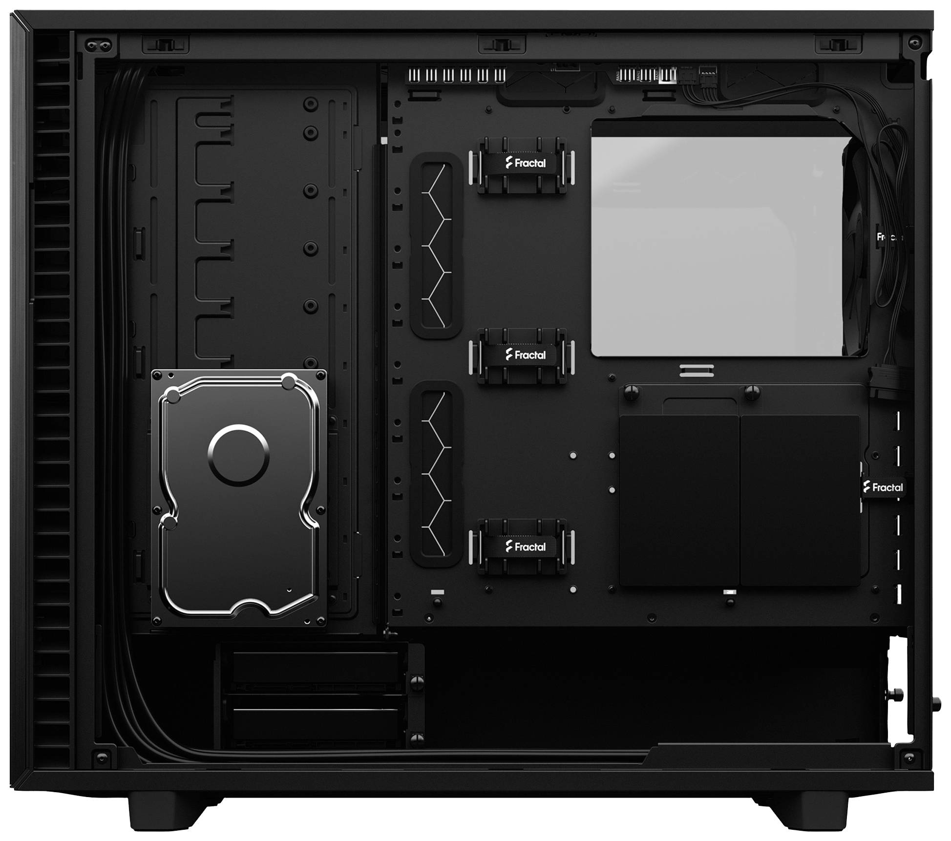 Un boîtier d'ordinateur vide avec un panneau latéral ouvert. On peut voir des emplacements de montage pour des composants tels que des disques durs et des systèmes de gestion des câbles.