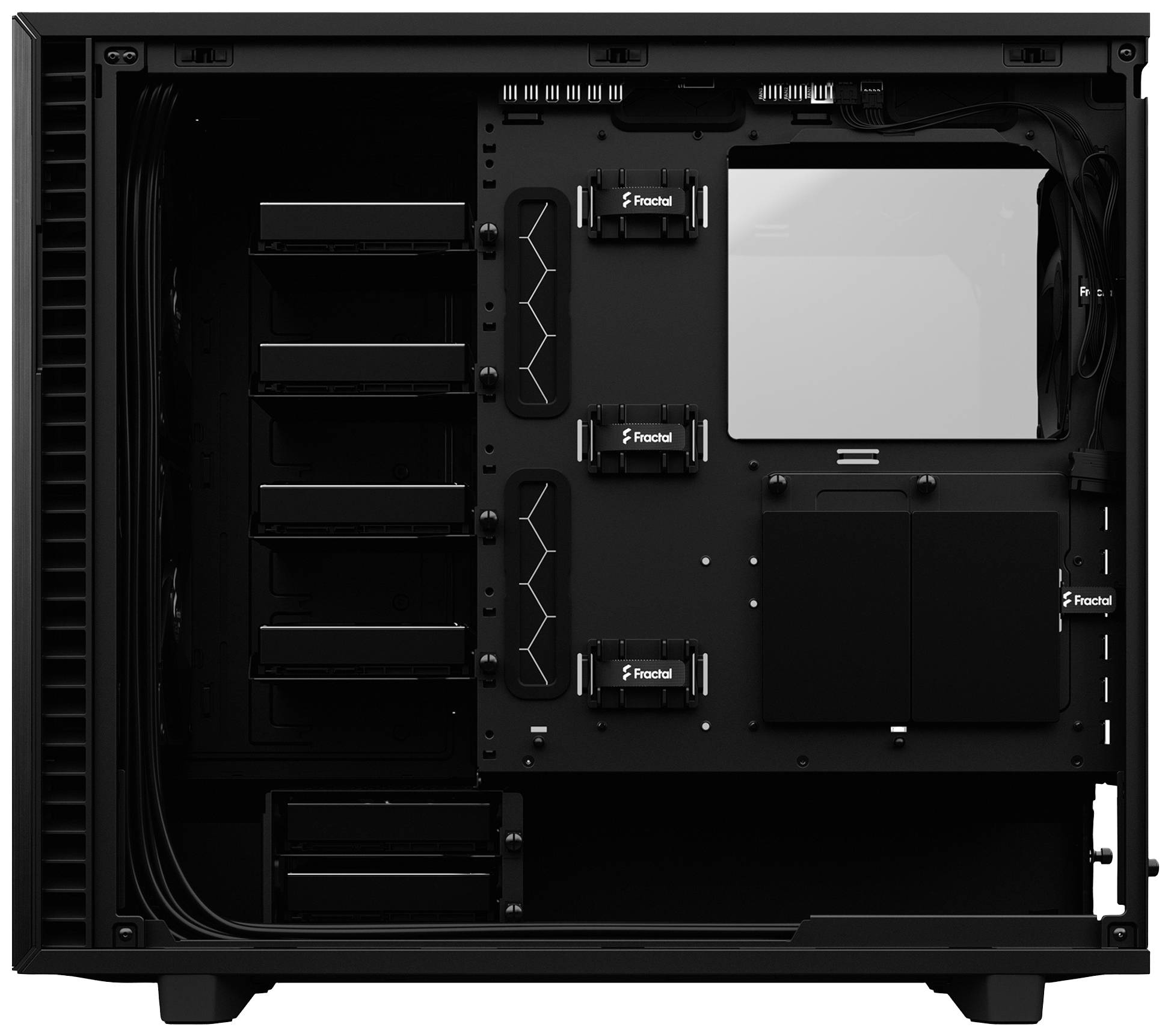 Boîtier d'ordinateur vide à l'intérieur, doté de divers supports et compartiments pour les lecteurs et la gestion des câbles.