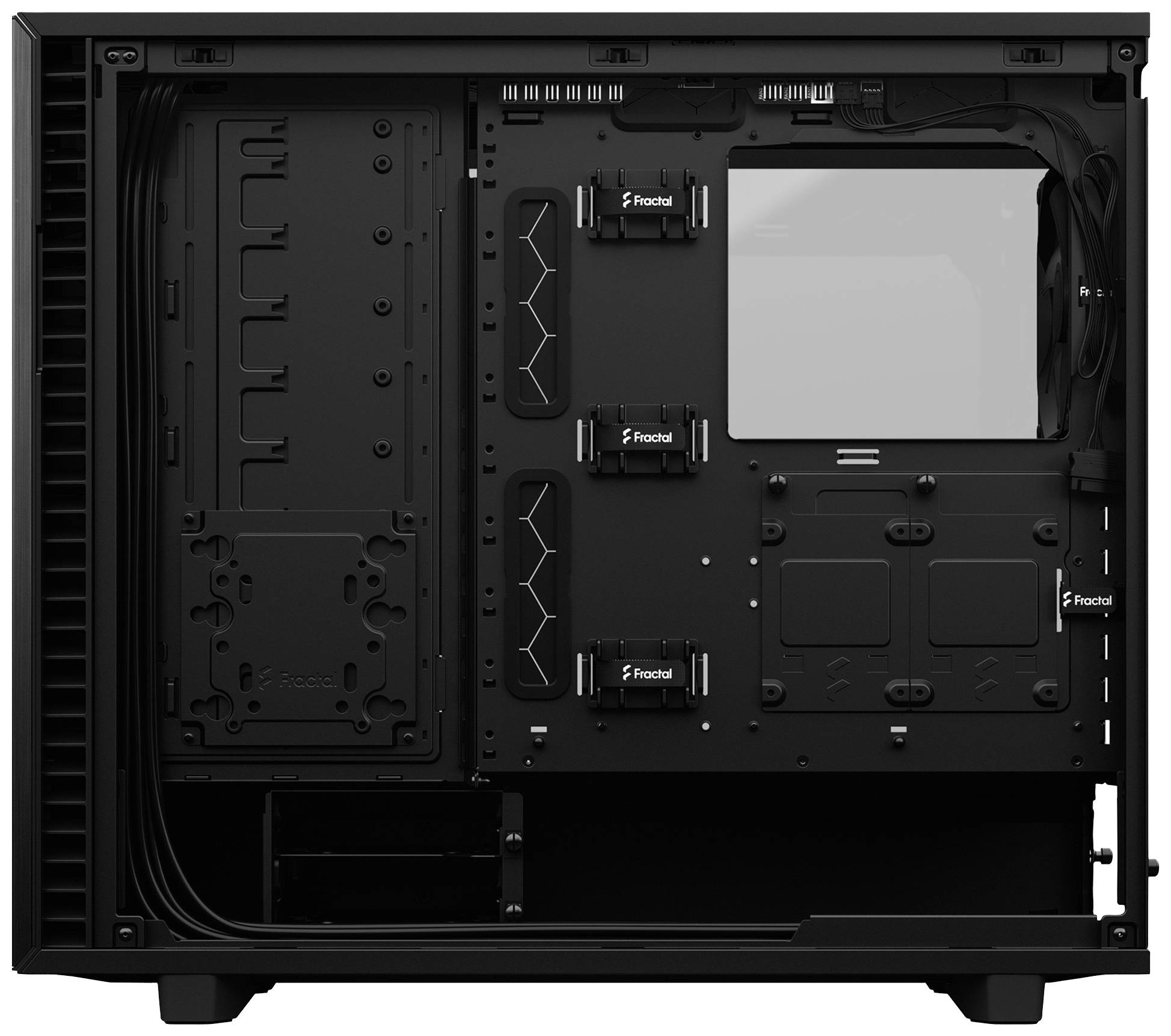 Boîtier d'ordinateur noir avec panneau latéral ouvert. On peut voir des rails de montage pour disques durs, la gestion des câbles et les emplacements pour ventilateurs.