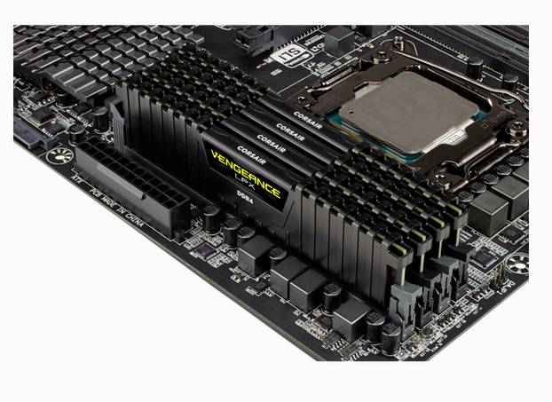 Gros plan sur une carte mère d'ordinateur avec des modules RAM installés et un processeur. Les modules RAM portent l'inscription « Vengeance ».