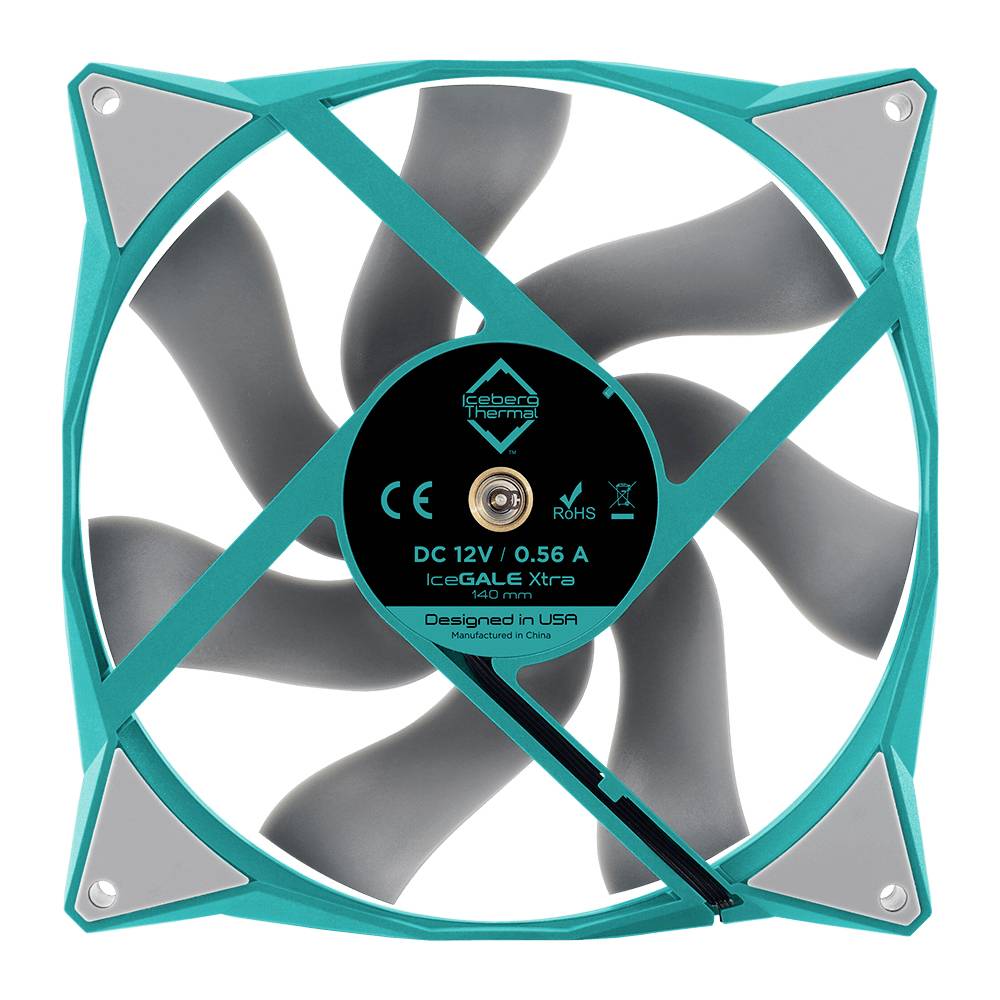 Un ventilateur d'ordinateur vert avec des pales noires et un cache central sur lequel sont imprimées des spécifications techniques.