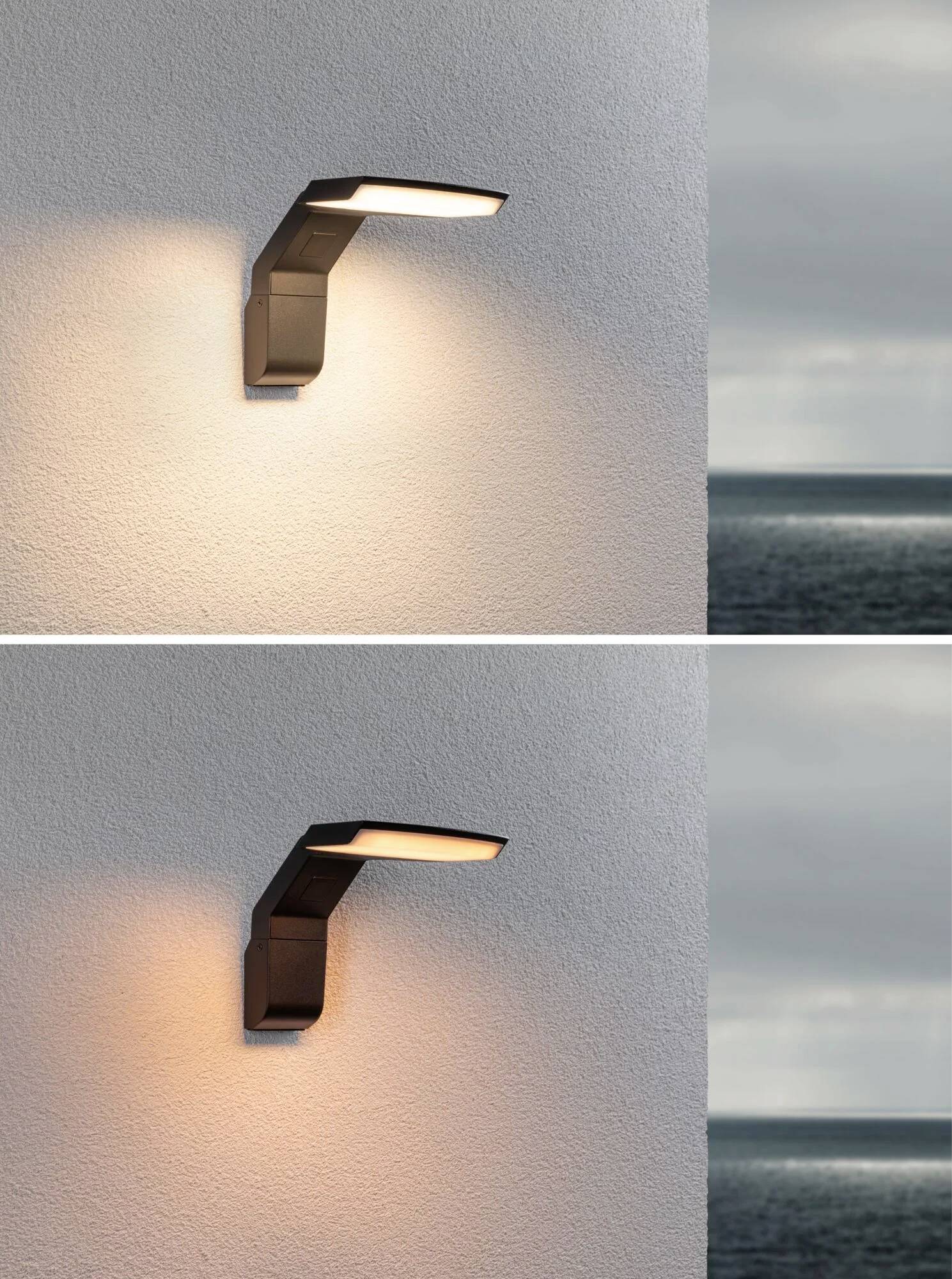 En haut : Luminaire moderne fixé au mur projetant une lumière vive. En bas : Le même luminaire avec un éclairage tamisé. Arrière-plan : Vue sur la mer par ciel nuageux.