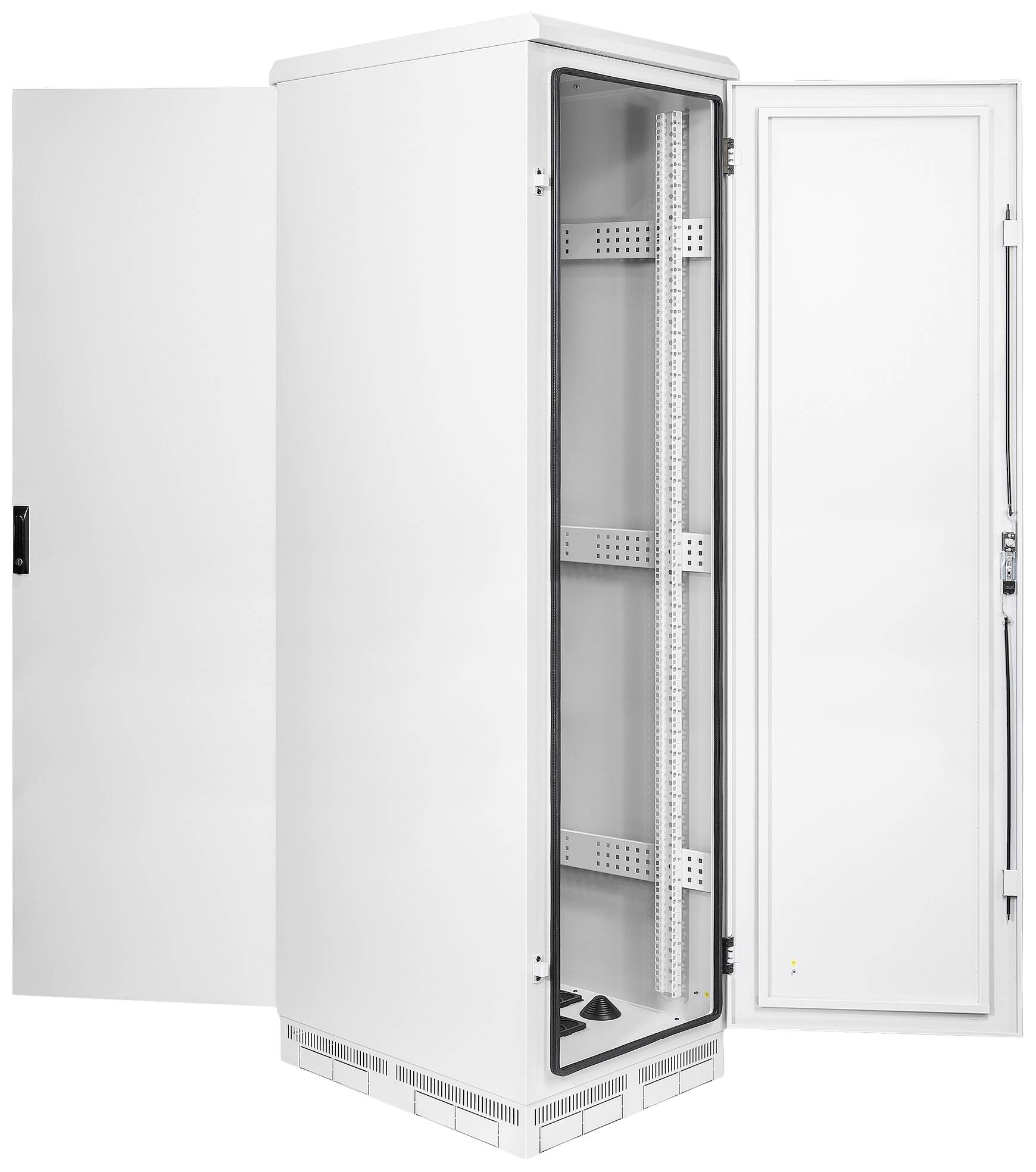 Un placard vide, ouvert, blanc, révèle ses étagères intérieures et ses rails latéraux, adapté au rangement des équipements informatiques.