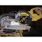 Une main tient une scie circulaire électrique jaune de la marque DeWalt, qui coupe à travers une planche en bois. La poussière est aspirée.