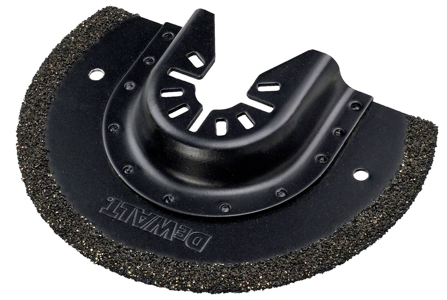 Une feuille abrasive semi-circulaire dentelée pour un outil multifonction, avec un support en plastique noir et un logo imprimé d'un fabricant d'outils.