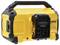 Radio de chantier portable jaune avec des accents noirs, un design robuste et une poignée de transport. La marque principale 'DeWalt' bien visible.