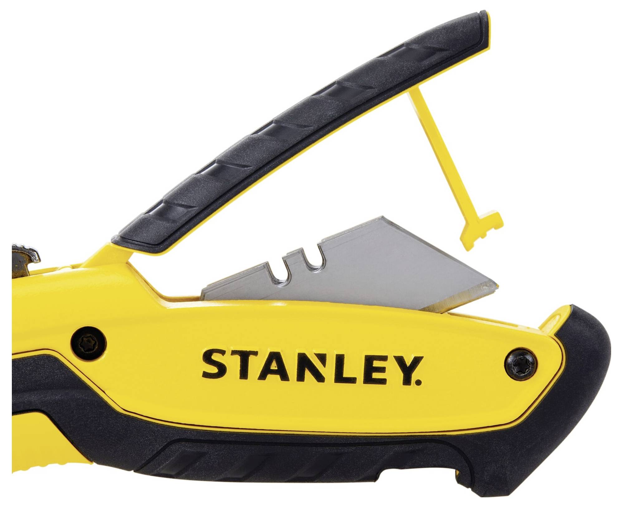 Un couteau universel Stanley jaune avec un manche noir, à moitié ouvert, montrant la lame et le levier de sécurité.