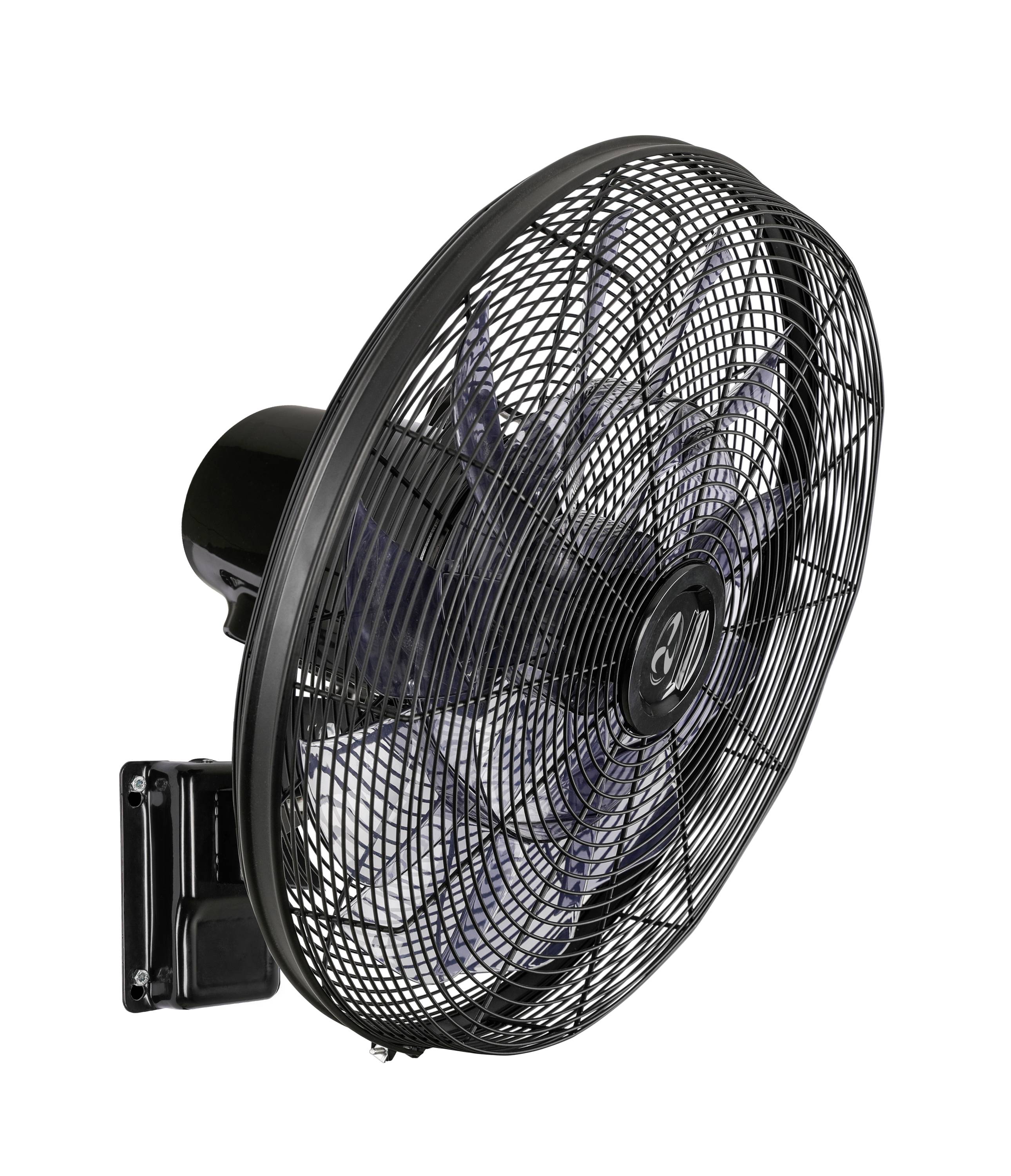 Un ventilateur noir fixé au mur avec une grille de protection. Le ventilateur dispose de plusieurs pales et est adapté pour rafraîchir une pièce.