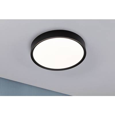 Un plafonnier rond avec un cadre noir, monté sur un plafond blanc, éclaire la pièce de manière lumineuse et uniforme.
