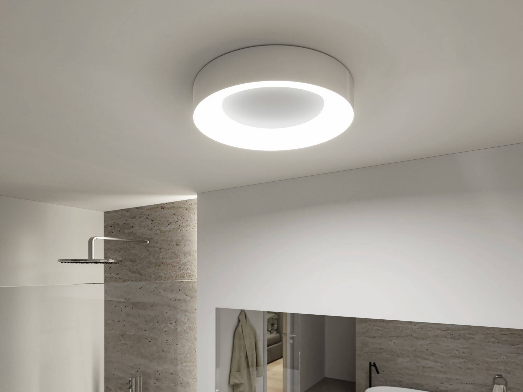 Luminaire de plafond rond et moderne éclairant une salle de bain aux couleurs neutres. Douche avec paroi en verre et serviette visibles.
