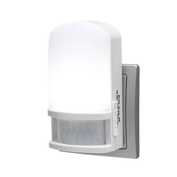 Veilleuse avec détecteur de mouvement, à brancher dans une prise murale. Elle éclaire en blanc et présente un design moderne et compact.