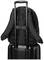 Un sac à dos noir est fixé sur la poignée d'un chariot de valise rigide. Le sac à dos possède des bretelles rembourrées.