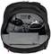 Un sac à dos noir ouvert montre plusieurs compartiments dans lesquels des appareils électroniques comme un chargeur et un câble sont soigneusement rangés.