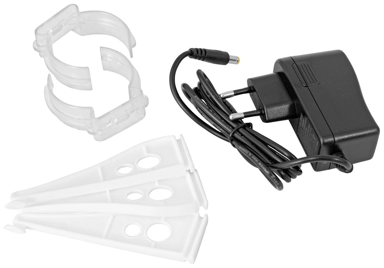 Un chargeur noir avec un câble, deux supports blancs et deux pièces en plastique blanc avec des trous, probablement des éléments d'un ensemble.