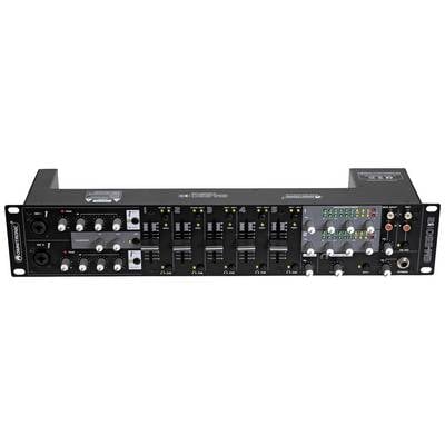 Console de mixage audio avec six faders et de nombreux boutons pour les réglages audio. Adaptée aux mélanges sonores complexes.