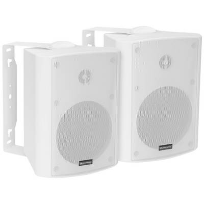 Deux enceintes blanches sont montées sur des supports. Elles sont adaptées à une fixation murale et présentent un design épuré.