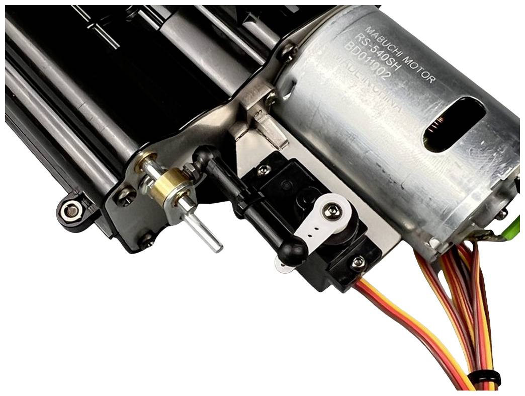 Gros plan d'un moteur électrique équipé d'un mécanisme de transmission et de plusieurs connexions de câbles, adapté aux applications techniques.