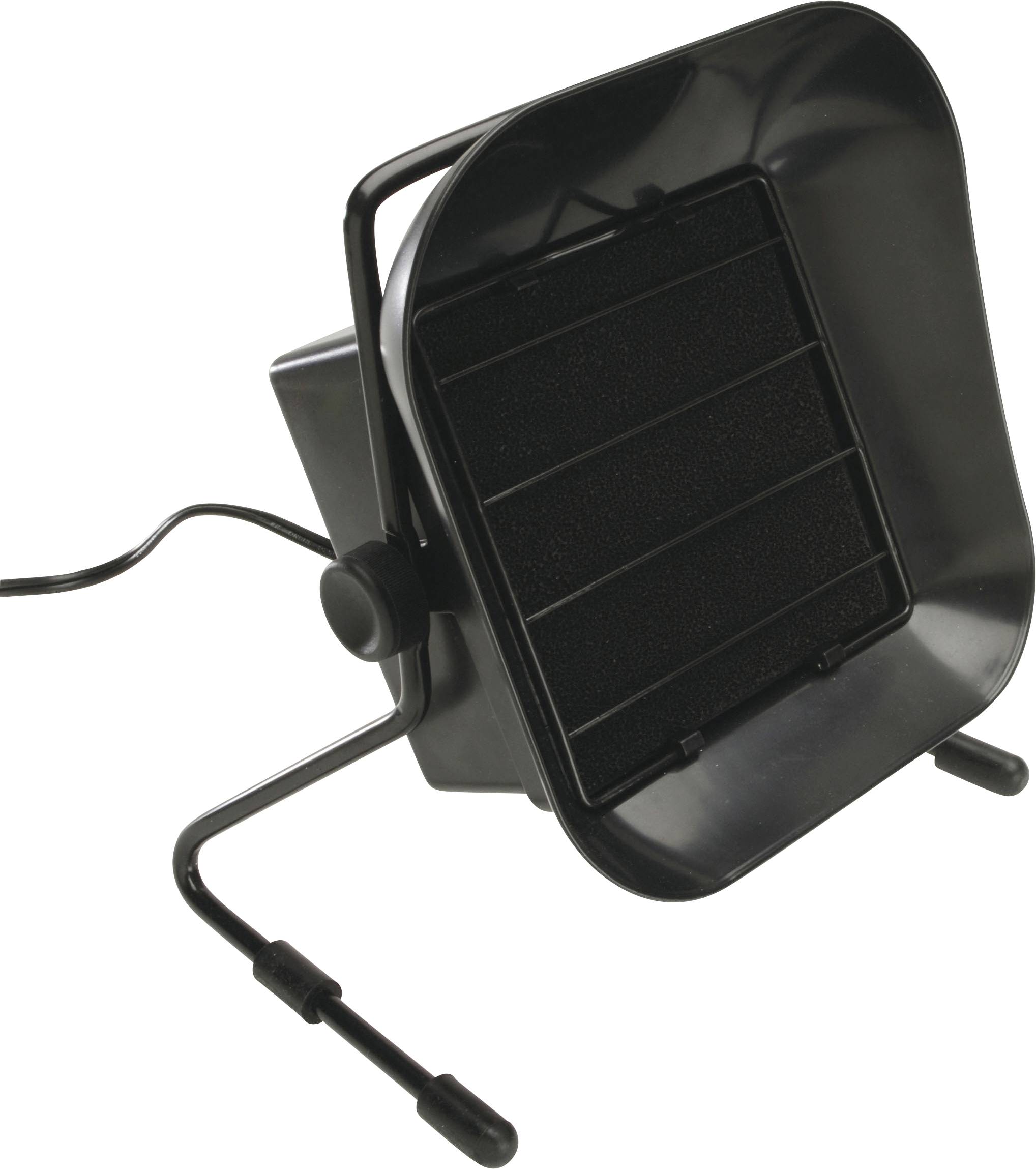 Un ventilateur de bureau noir avec grille à lames, incliné vers le haut et soutenu par un support en fil métallique avec des pieds de stabilisation.
