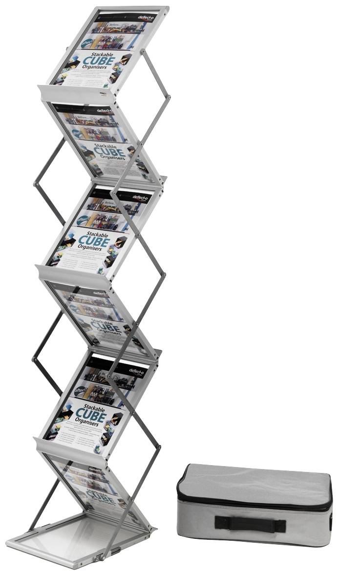 Un présentoir pliable pour magazines en métal à plusieurs niveaux, rempli de magazines, à côté d'un sac de transport gris. Idéal pour les salons professionnels.