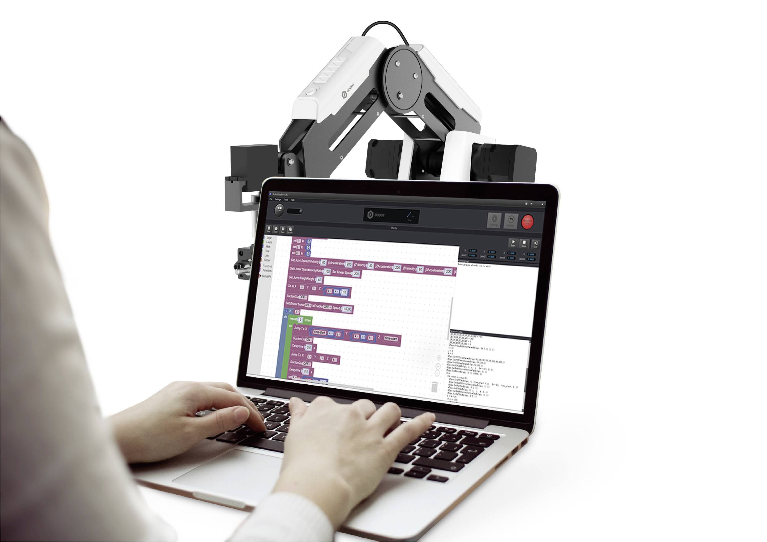 Une personne programme un bras robotique à l'aide d'un ordinateur portable. Sur l'écran, une interface de programmation graphique est visible.
