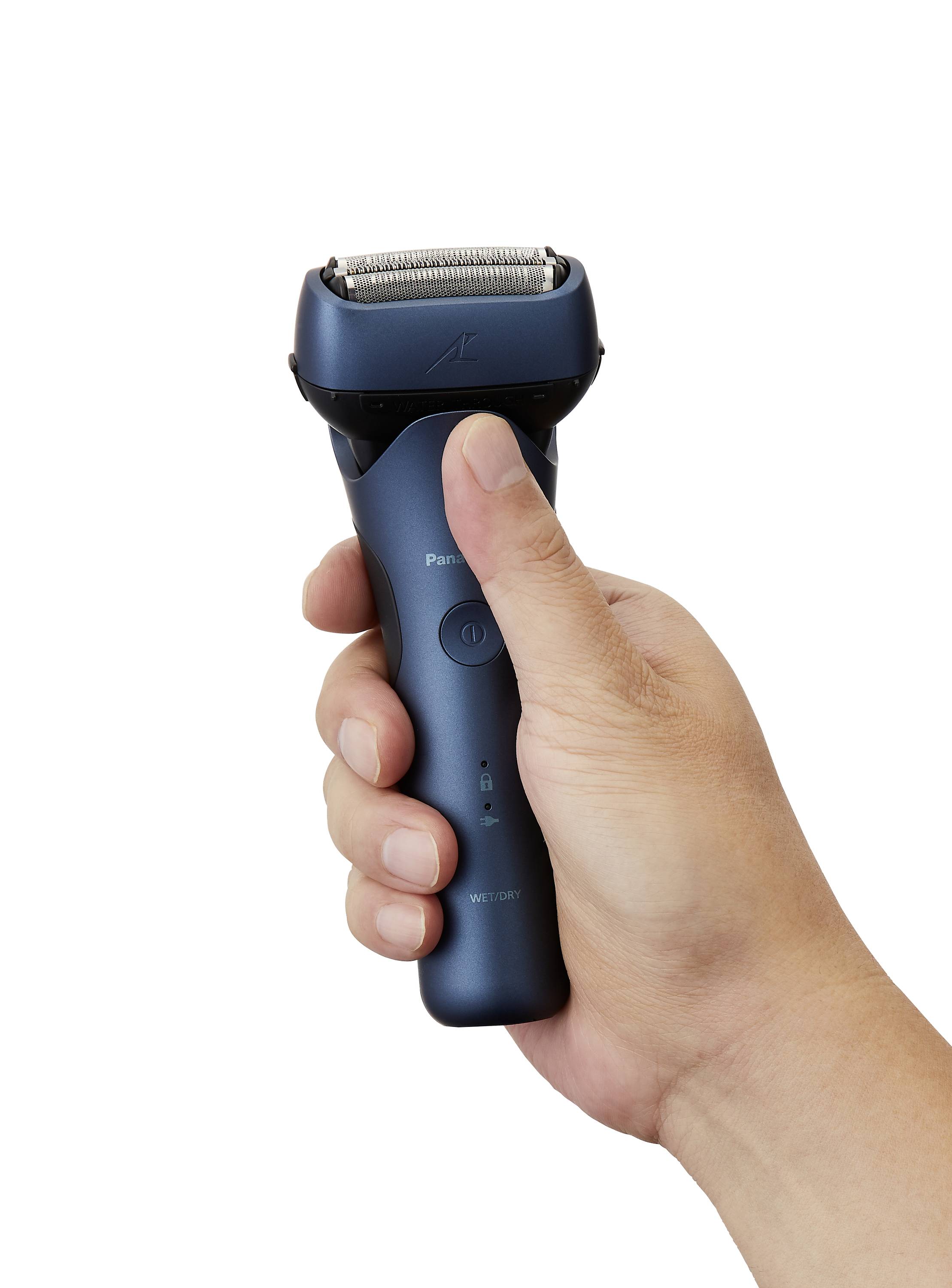 Une main tient un rasoir électrique à boîtier bleu, prêt à raser.