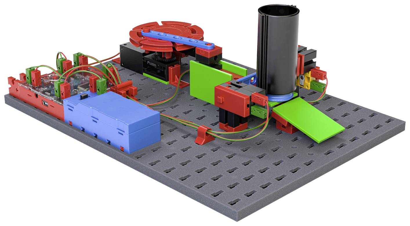 Un kit de modélisme sur une plaque perforée montre différents composants colorés et câblages qui simulent une machine.