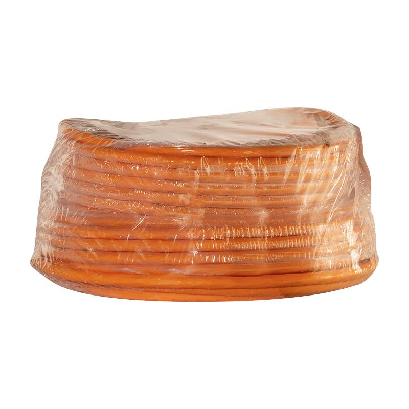 Une pile d'assiettes oranges emballées dans du film plastique.