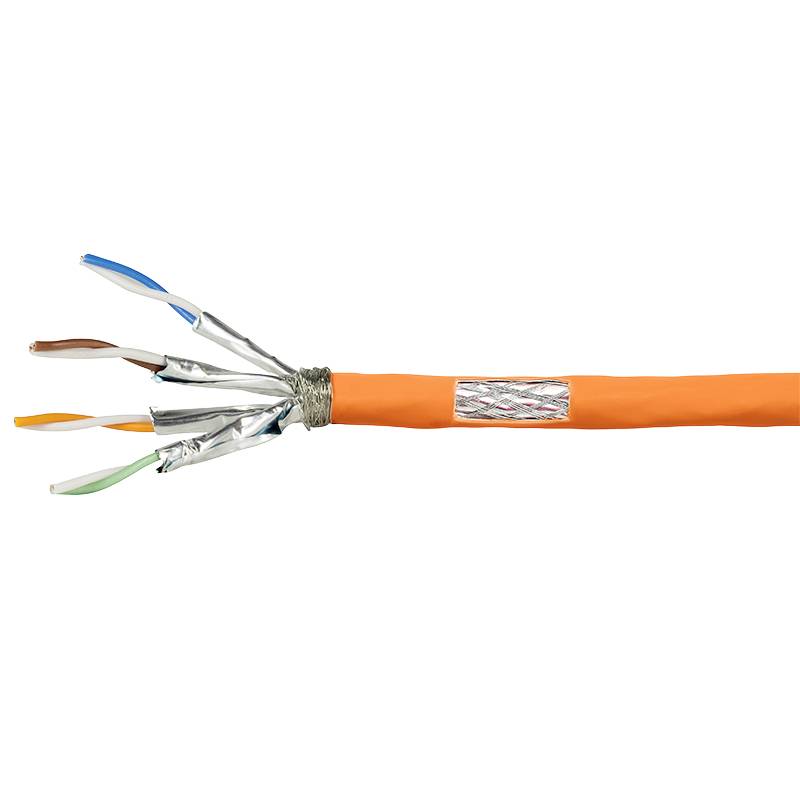 Un câble réseau orange blindé avec des paires torsadées dénudées et un blindage métallique. Principalement utilisé pour la transmission de données.