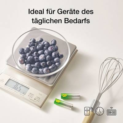 Image publicitaire : Balance de cuisine avec un plateau rempli de myrtilles, à côté des piles et un fouet. En haut, il est écrit « Idéal pour les appareils d'usage quotidien ».