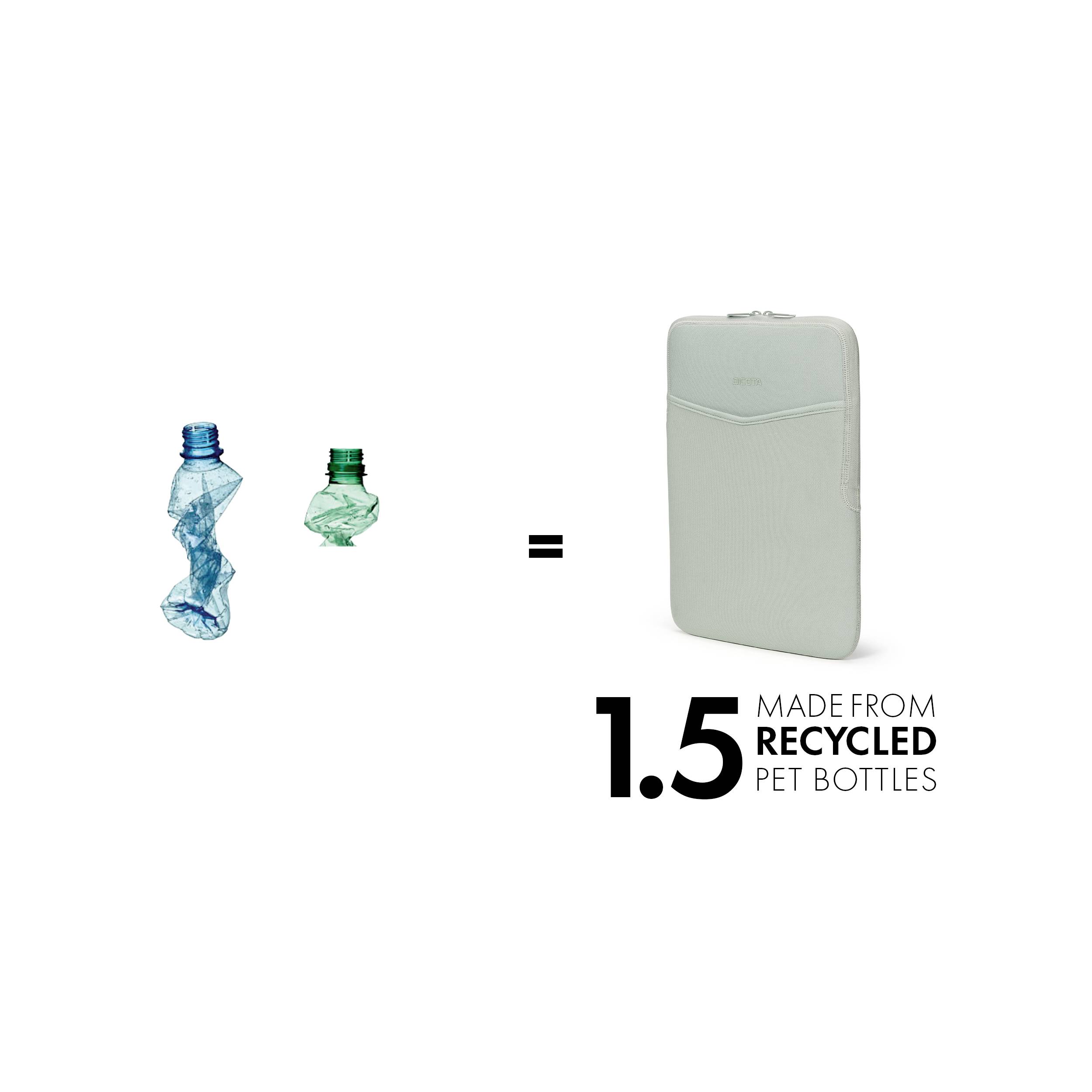 Deux bouteilles en plastique froissées à côté d'un sac. Le texte explique que le sac est fabriqué à partir de 1,5 bouteilles PET recyclées.