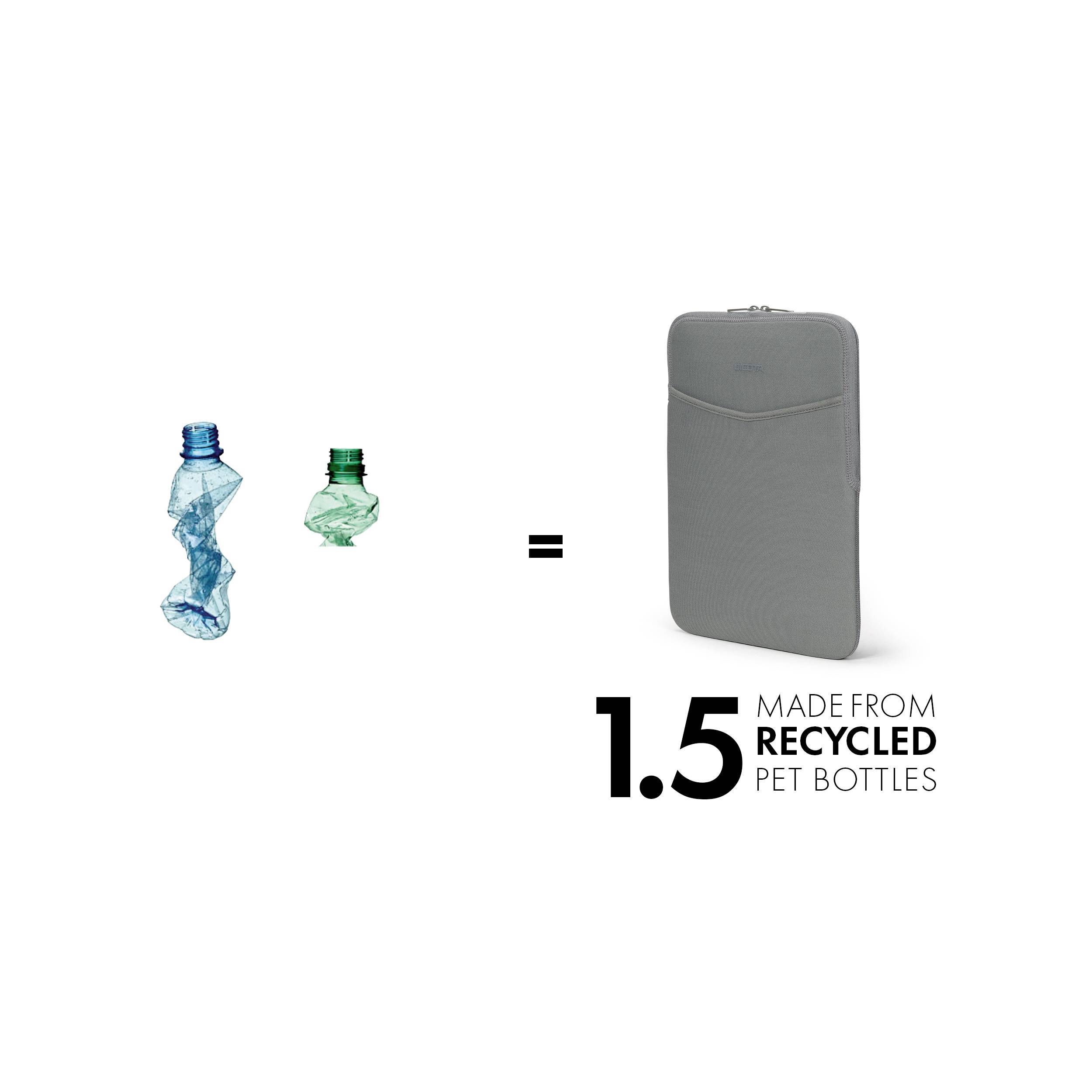 Deux bouteilles en plastique écrasées à gauche ; un sac pour ordinateur portable gris à droite. Texte : '1,5 FABRIQUÉ À PARTIR DE BOUTEILLES PET RECYCLÉES'.