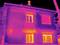 Une image thermique d'une maison à deux étages. Les zones claires indiquent des pertes de chaleur au niveau des fenêtres et des murs.
