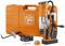Perceuse magnétique portable devant un coffret orange, accompagnée d'accessoires tels que des forets et un dispositif de serrage. Idéale pour l'usinage des métaux.