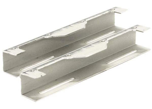 Équerre métallique en forme de L avec des fentes à la base, utilisée pour le montage ou la fixation.