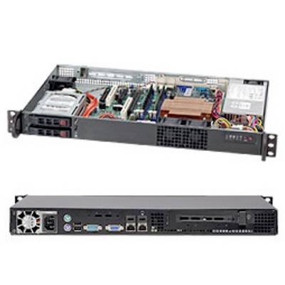 Un serveur en rack avec façade ouverte montre les composants internes tels que les ventilateurs, les disques durs et les cartes mères. La face arrière avec ses connexions et ses ventilateurs est également visible.