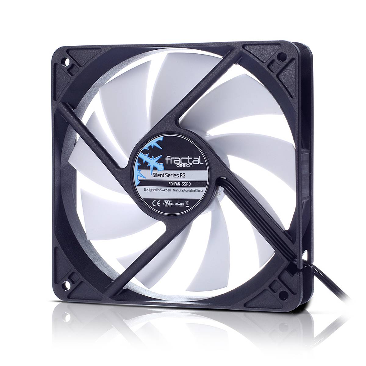 Un ventilateur d'ordinateur noir avec un rotor blanc, marqué 'fractal' et 'Silent Series R3', utilisé pour le refroidissement des composants électroniques internes.