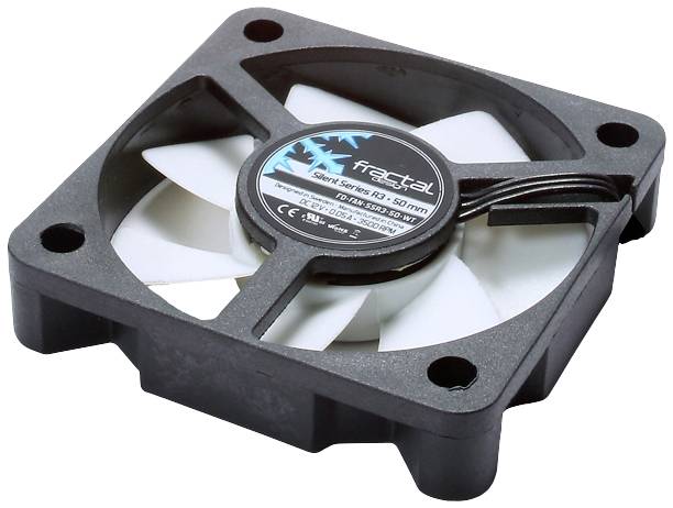 Petit ventilateur d'ordinateur en plastique noir avec des pales blanches. L'étiquette indique la marque et le modèle.
