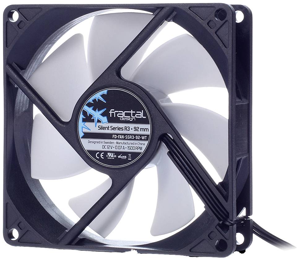 Un ventilateur noir pour ordinateur avec des pales blanches de la marque Fractal. Le modèle et les spécifications techniques sont indiqués sur la face avant.