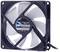 Un ventilateur noir pour ordinateur avec des pales blanches de la marque Fractal. Le modèle et les spécifications techniques sont indiqués sur la face avant.