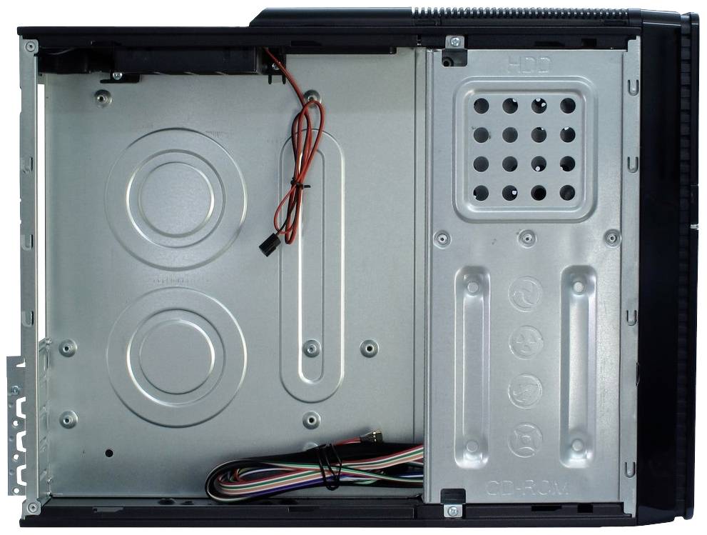 Boîtier d'ordinateur ouvert montrant l'intérieur, le châssis métallique et le câblage. Aucun composant installé, prêt pour l'installation du matériel.