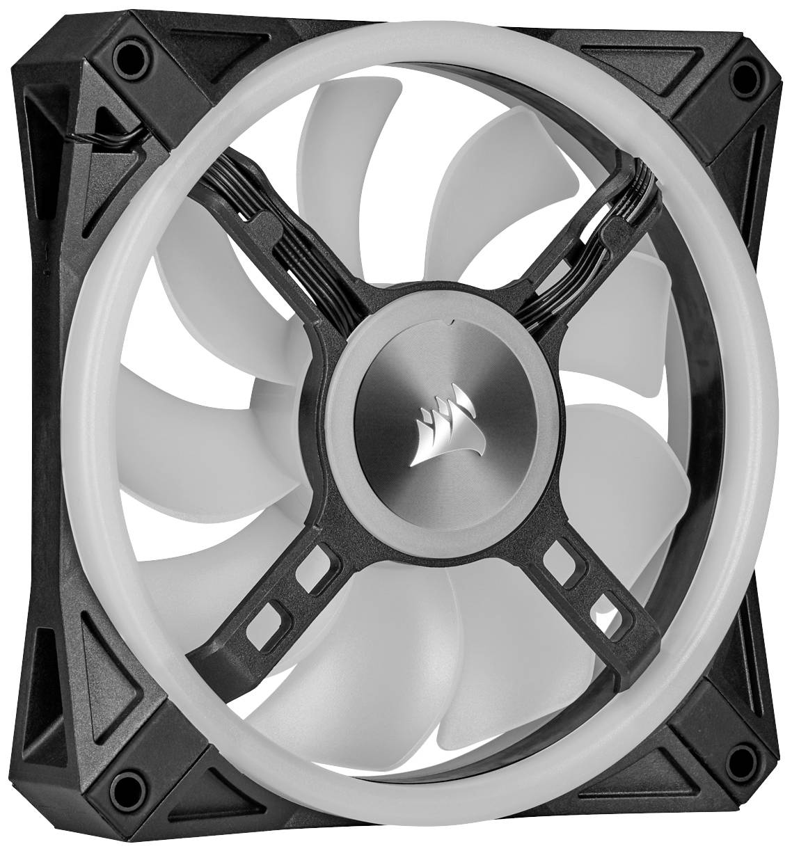 Un ventilateur d'ordinateur avec un cadre noir et des pales blanches. Il est doté d'un éclairage LED circulaire autour des pales.