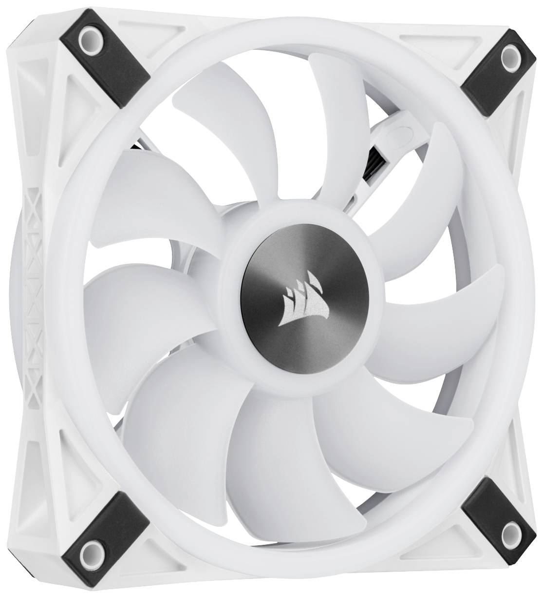 Un ventilateur d'ordinateur blanc avec des accents noirs aux coins et un logo argenté au centre, sur un fond clair.