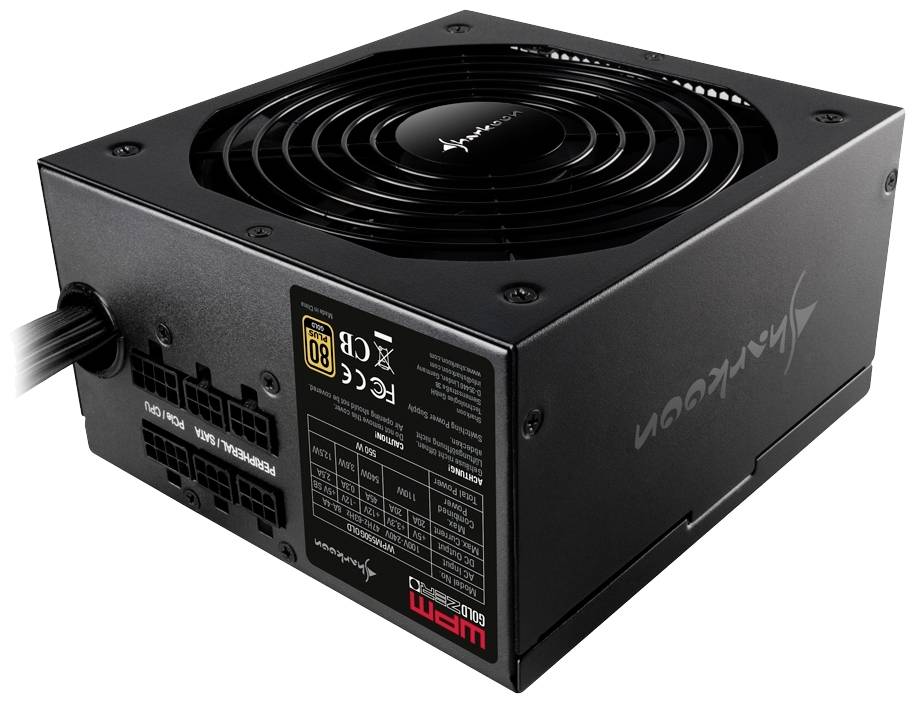 Bloc d'alimentation noir pour ordinateur avec ventilateur en haut. Sur le côté se trouvent les spécifications techniques et plusieurs connexions pour câbles.
